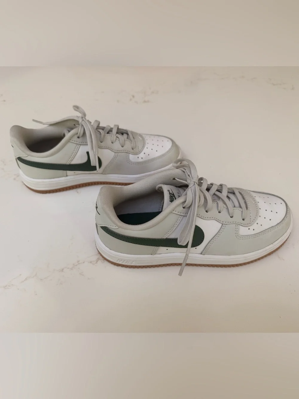 Nike Kids Low-Top Sneakers in Light Gray, White & Dark Green